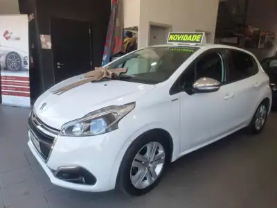 Peugeot 208 2017 - 7900 EUR, 157000 km - AUTO.MOTO.pt - 157000km - foto 12 de 15