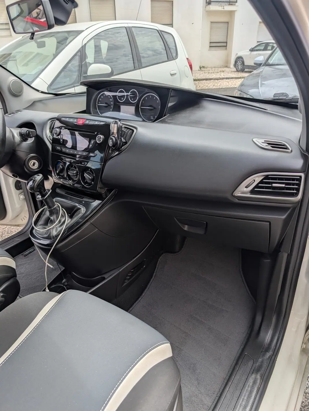 Lancia Ypsilon 2015 - 6400 EUR, 149756 km - 149756km - foto 11 de 15