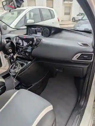 Lancia Ypsilon 2015 - 6400 EUR, 149756 km - 149756km - foto 11 de 15