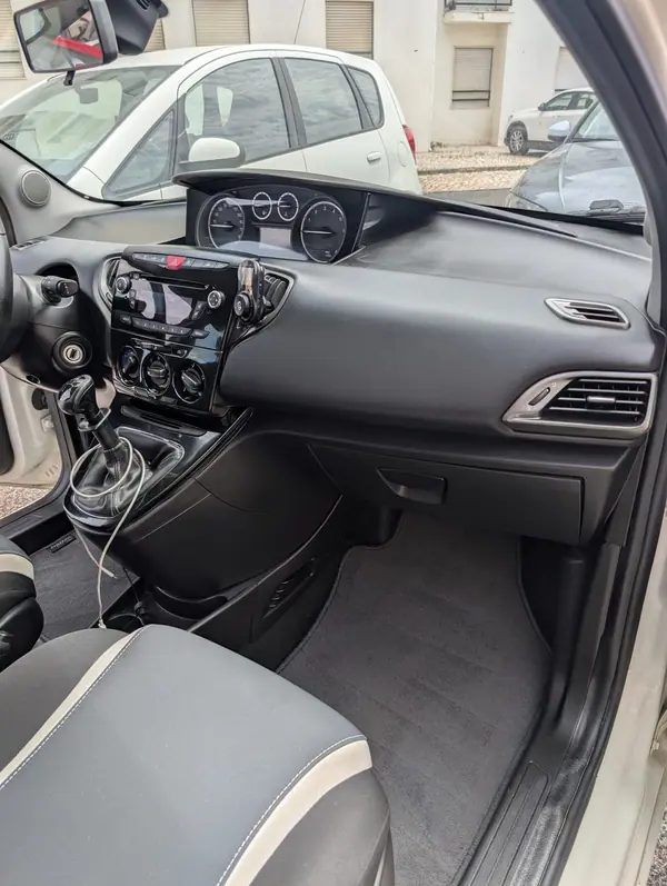 Lancia Ypsilon 2015 - 6400 EUR, 149756 km - 149756km - foto 11 de 15