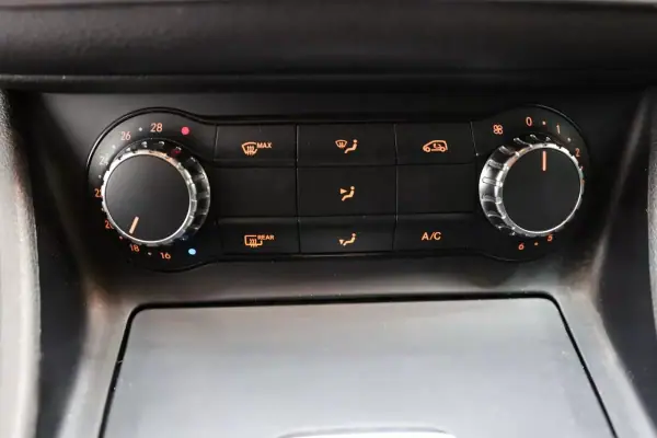 Mercedes-Benz GLA 200 2015 - 22900 EUR, 128425 km - AUTO.MOTO.pt - 128425km - foto 14 de 24