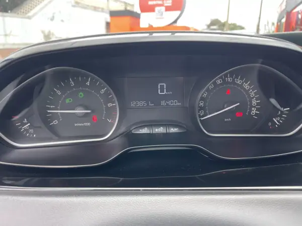 Peugeot 208 2015 - 8250 EUR, 123851 km - AUTO.MOTO.pt - 123851km - foto 11 de 12