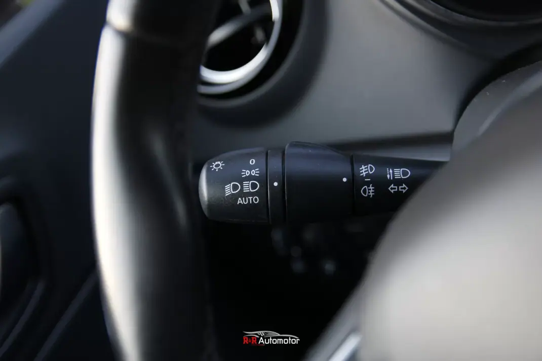 Renault Captur 2019 - 14800 EUR, 98000 km - AUTO.MOTO.pt - 98000km - foto 23 de 27