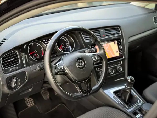 Volkswagen Golf Variant 2019 - 13590 EUR, 180000 km - AUTO.MOTO.pt - 180000km - foto 5 de 12