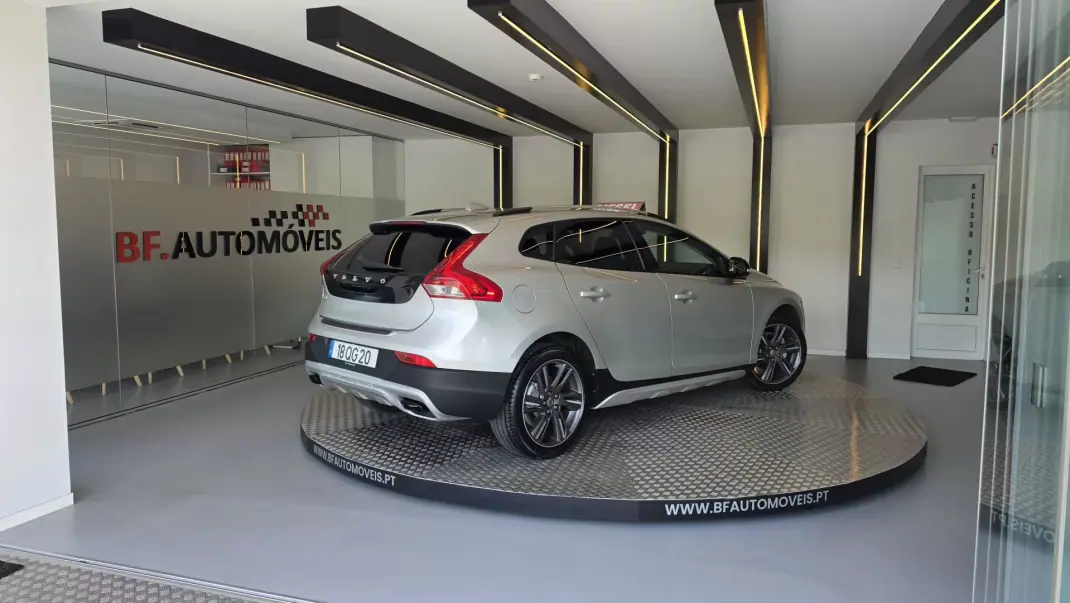Volvo V40 Cross Country 2013 - 9900 EUR, 239930 km - AUTO.MOTO.pt - 239930km - foto 4 de 55