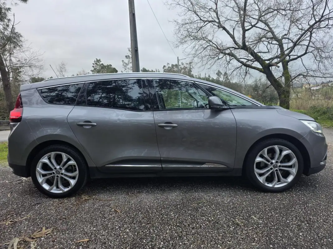 Renault Grand Scénic 2017 - 12750 EUR, 320000 km - AUTO.MOTO.pt - 320000km - foto 15 de 40