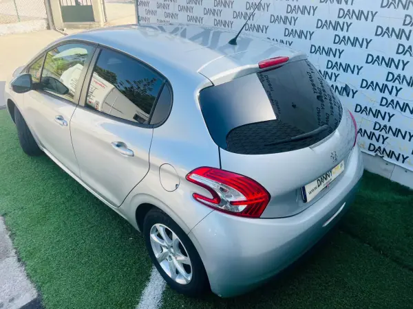 Peugeot 208 2013 - 7900 EUR, 154000 km - AUTO.MOTO.pt - 154000km - foto 5 de 12