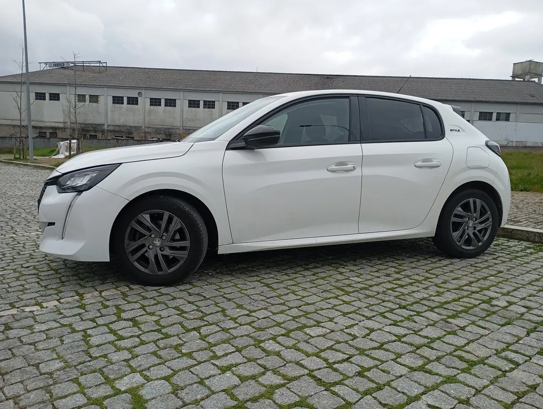 Peugeot 208 2022 - 12950 EUR, 14000 km - AUTO.MOTO.pt - 14000km - foto 5 de 9
