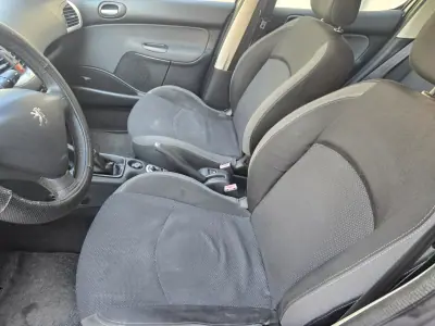 Peugeot 206 2011 - 4000 EUR, 254500 km - AUTO.MOTO.pt - 254500km - foto 8 de 18