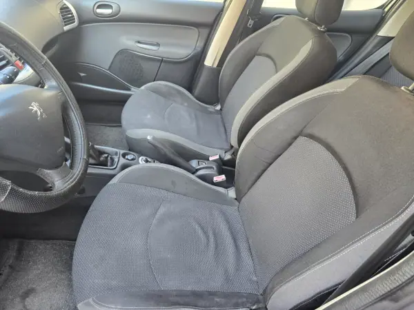 Peugeot 206 2011 - 4000 EUR, 254500 km - AUTO.MOTO.pt - 254500km - foto 8 de 18