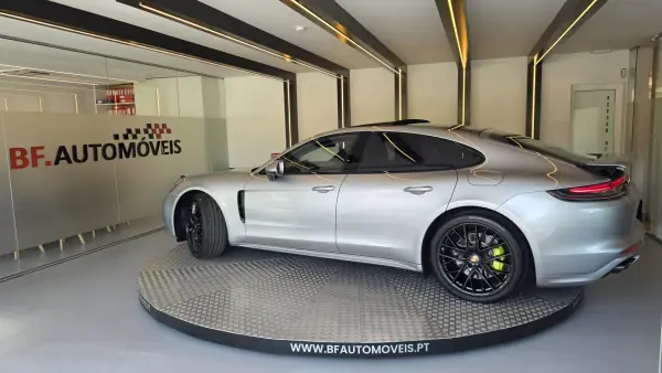 Porsche Panamera 2023 - 97500 EUR, 25369 km - AUTO.MOTO.pt - 25369km - foto 13 de 53
