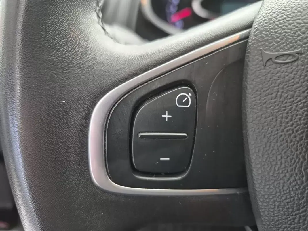 Renault Clio Sport Tourer 2018 - 11250 EUR, 87756 km - AUTO.MOTO.pt - 87756km - foto 25 de 30