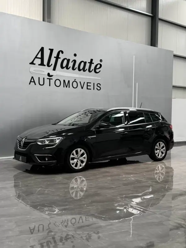 Renault Mégane Sport Tourer 2020 - 15990 EUR, 80000 km - AUTO.MOTO.pt - 80000km - foto 9 de 26