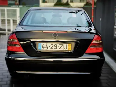 Mercedes-Benz E 220 2005 - 10950 EUR, 175000 km - AUTO.MOTO.pt - 175000km - foto 12 de 43