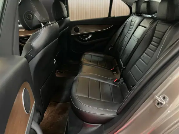 Mercedes-Benz E 300 2021 - 33950 EUR, 112651 km - AUTO.MOTO.pt - 112651km - foto 18 de 20
