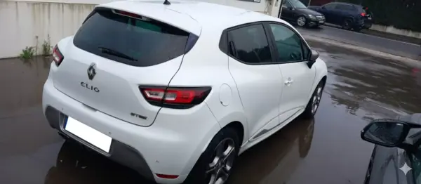 Renault Clio 2017 - 13500 EUR, 140820 km - AUTO.MOTO.pt - 140820km - foto 2 de 15