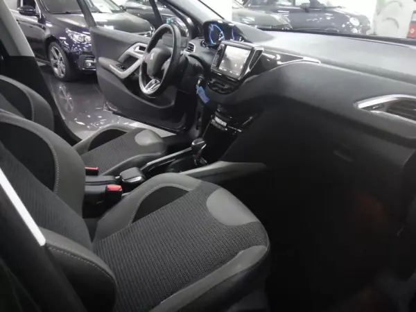 Peugeot 2008 2018 - 10250 EUR, 109000 km - AUTO.MOTO.pt - 109000km - foto 16 de 21