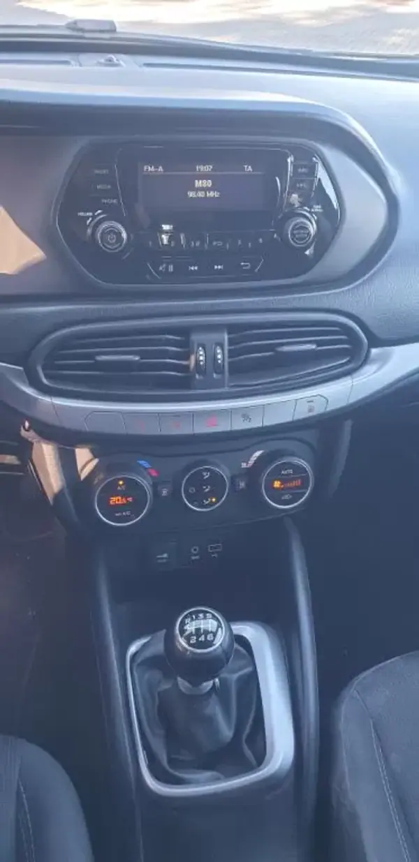 Fiat Tipo Station Wagon 2019 - 10950 EUR, 170000 km - AUTO.MOTO.pt - 170000km - foto 12 de 13