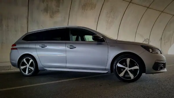 Peugeot 308 SW 2018 - 15800 EUR, 139000 km - AUTO.MOTO.pt - 139000km - foto 25 de 26