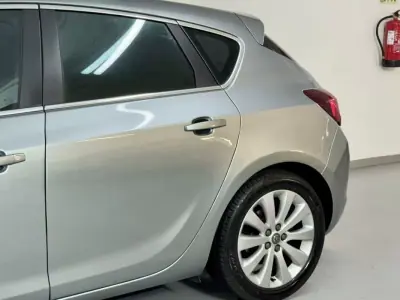 Opel Astra 2012 - 6250 EUR, 154000 km - AUTO.MOTO.pt - 154000km - foto 14 de 52