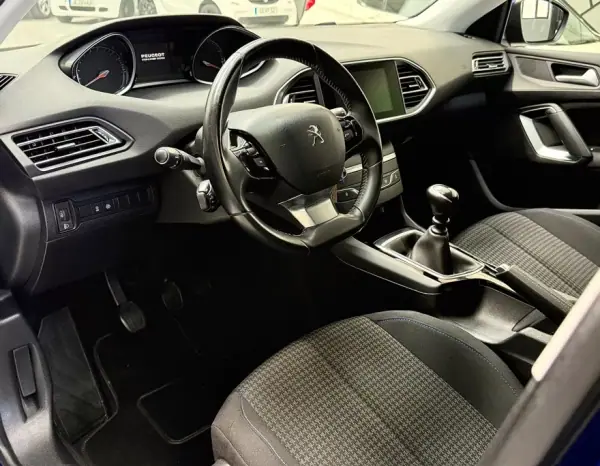 Peugeot 308 2020 - 10999 EUR, 96028 km - AUTO.MOTO.pt - 96028km - foto 7 de 21