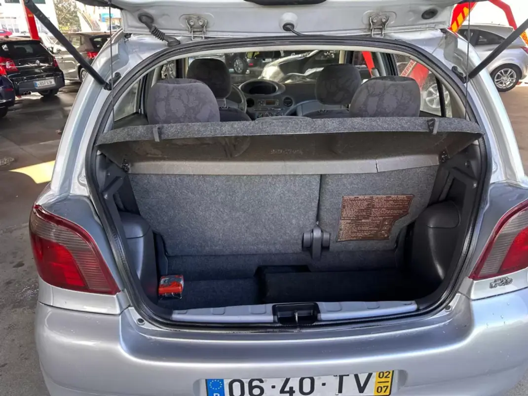 Toyota Yaris 2002 - 6750 EUR, 195843 km - AUTO.MOTO.pt - 195843km - foto 8 de 8