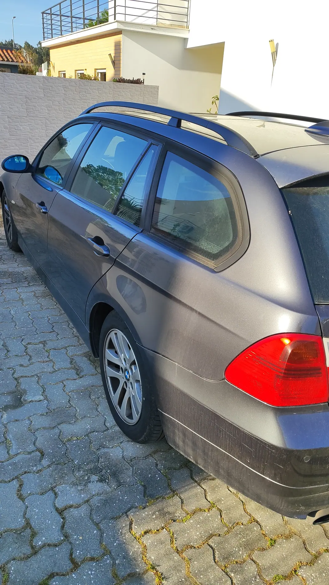 BMW 318 2008 - 4949 EUR, 390000 km - AUTO.MOTO.pt - 390000km - foto 5 de 9