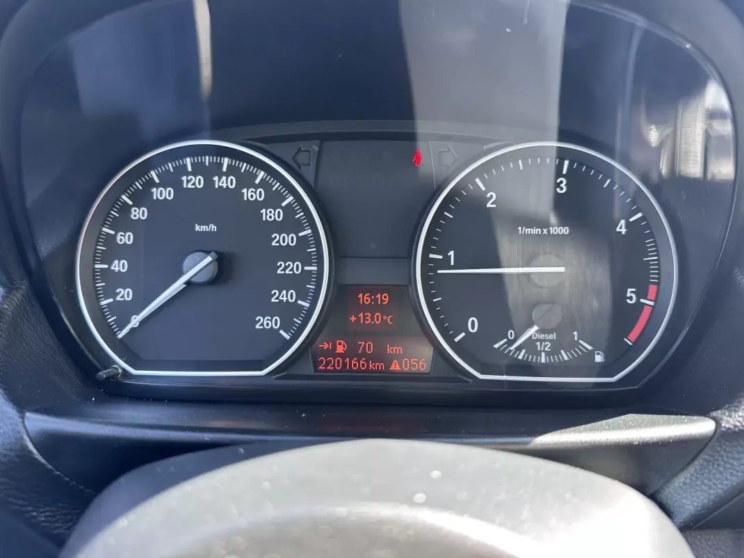 BMW 120 2009 - 9900 EUR, 220000 km - AUTO.MOTO.pt - 220000km - foto 40 de 60