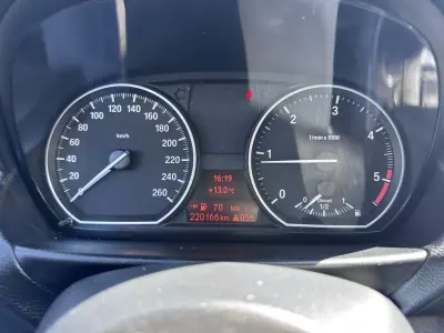 BMW 120 2009 - 9900 EUR, 220000 km - AUTO.MOTO.pt - 220000km - foto 40 de 60