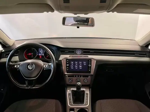 Volkswagen Passat Variant 2017 — photo 3 of 32