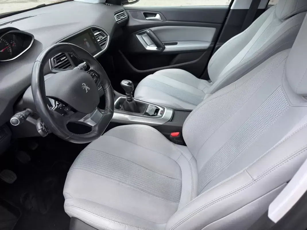 Peugeot 308 2020 - 13900 EUR, 100002 km - AUTO.MOTO.pt - 100002km - foto 19 de 21