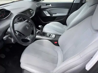 Peugeot 308 2020 - 13900 EUR, 100002 km - AUTO.MOTO.pt - 100002km - foto 19 de 21