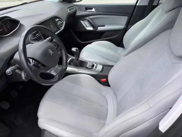 Peugeot 308 2020 - 13900 EUR, 100002 km - AUTO.MOTO.pt - 100002km - foto 19 de 21