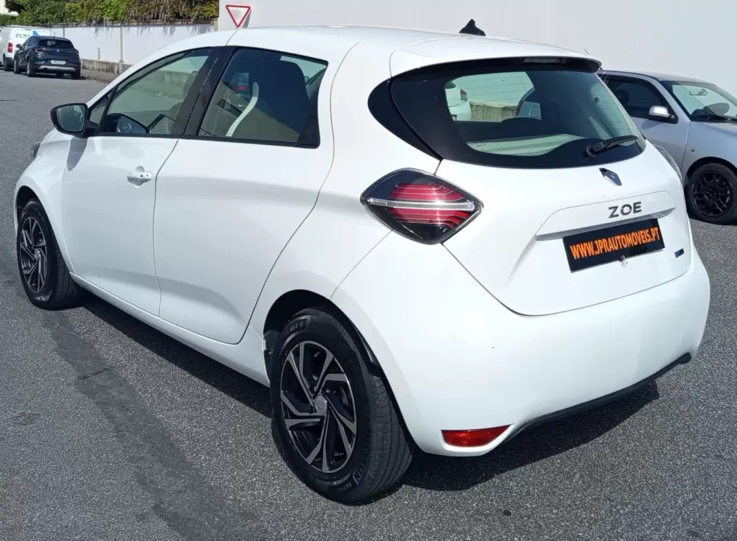 Renault Zoe 2020 - 13990 EUR, 24000 km - AUTO.MOTO.pt - 24000km - foto 7 de 17