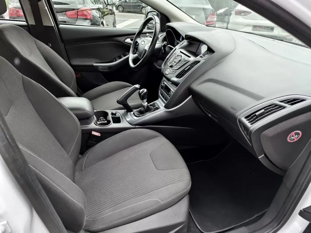 Ford Focus 2015 - 9250 EUR, 134990 km - AUTO.MOTO.pt - 134990km - foto 9 de 18