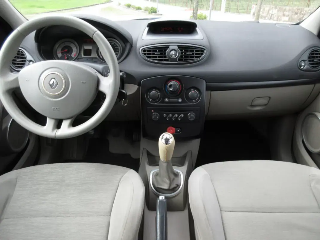 Renault Clio 2006 - 3990 EUR, 249000 km - AUTO.MOTO.pt - 249000km - foto 31 de 38