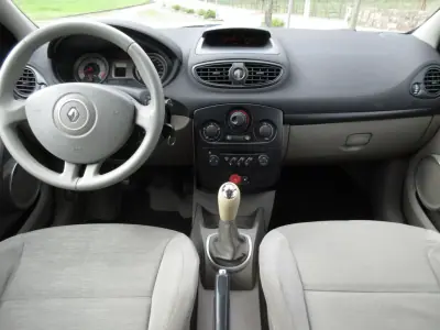 Renault Clio 2006 - 3990 EUR, 249000 km - AUTO.MOTO.pt - 249000km - foto 31 de 38