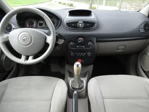 Renault Clio 2006 - 3990 EUR, 249000 km - AUTO.MOTO.pt - 249000km - foto 31 de 38