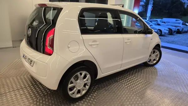 Volkswagen Cross Up! 2013 - 7750 EUR, 154338 km - AUTO.MOTO.pt - 154338km - foto 20 de 47