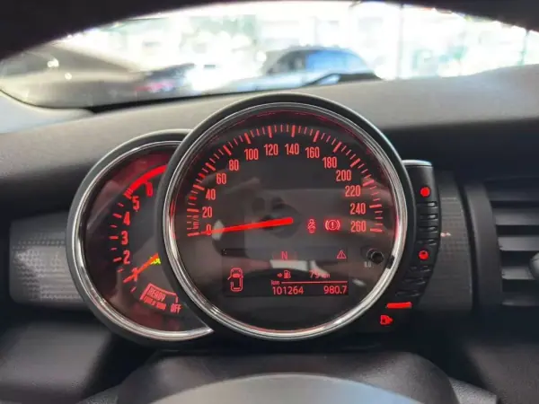 MINI 5 Portas 2016 - 14490 EUR, 101264 km - AUTO.MOTO.pt - 101264km - foto 18 de 27