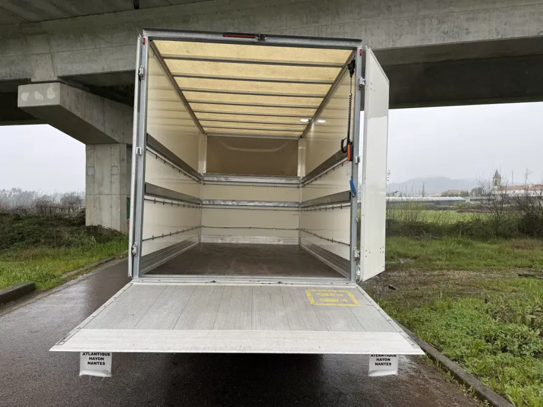 Iveco DAILY 35-140 CONTENTOR E PLATAFORMA 2020 - 28490 EUR, 91000 km - AUTO.MOTO.pt - 91000km - foto 11 de 34