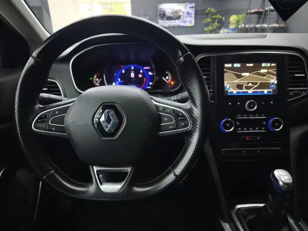 Renault Mégane Sport Tourer 2018 - 14450 EUR, 246155 km - AUTO.MOTO.pt - 246155km - foto 22 de 37