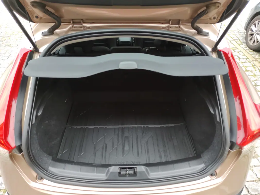 Volvo V40 Cross Country 2014 - 9900 EUR, 235000 km - AUTO.MOTO.pt - 235000km - foto 8 de 15