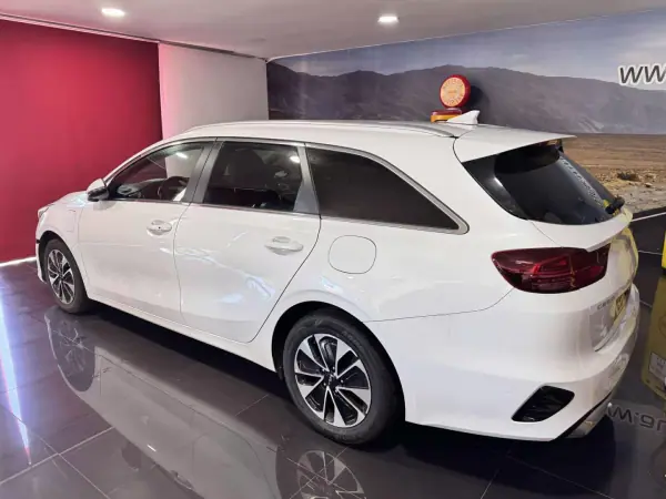 Kia Ceed SW 2023 - 22750 EUR, 83000 km - AUTO.MOTO.pt - 83000km - foto 6 de 19