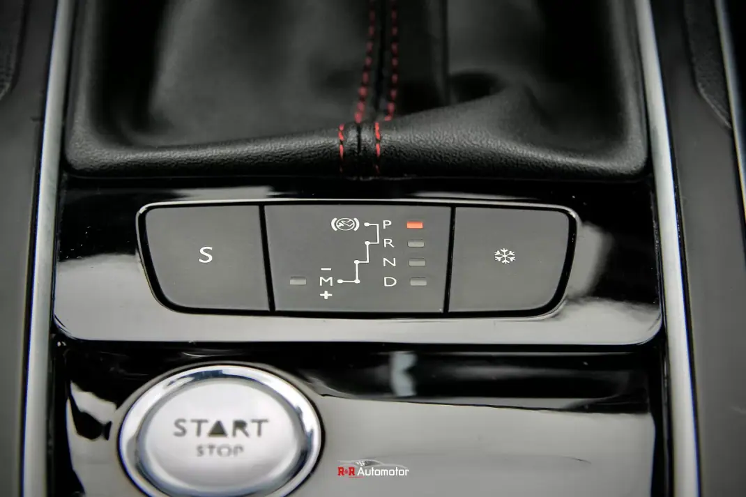 Peugeot 308 2018 - 14750 EUR, 218000 km - 218000km - foto 25 de 42