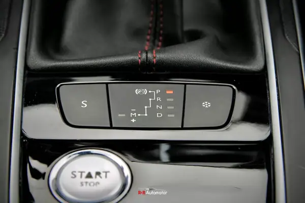 Peugeot 308 2018 - 14750 EUR, 218000 km - AUTO.MOTO.pt - 218000km - foto 25 de 42
