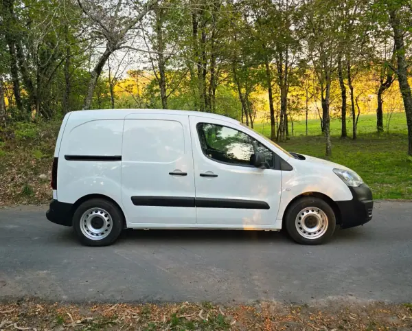 Peugeot Partner 2016 - 9990 EUR, 176000 km - AUTO.MOTO.pt - 176000km - foto 7 de 24