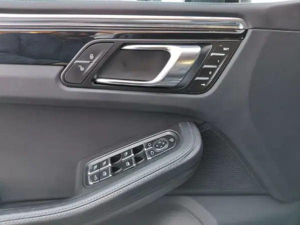 Porsche Macan 2014 - 38490 EUR, 168209 km - AUTO.MOTO.pt - 168209km - foto 35 de 37