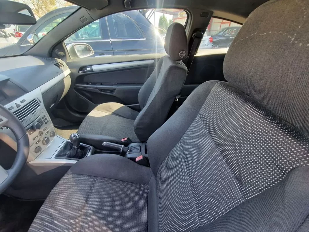 Opel Astra GTC 2006 - 6500 EUR, 175000 km - AUTO.MOTO.pt - 175000km - foto 9 de 9