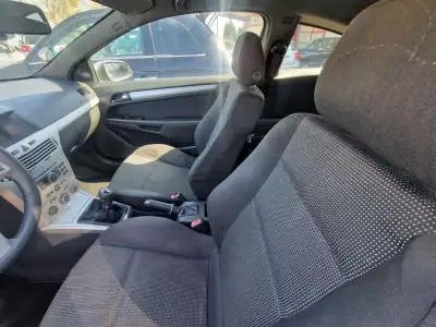 Opel Astra GTC 2006 - 6500 EUR, 175000 km - AUTO.MOTO.pt - 175000km - foto 9 de 9